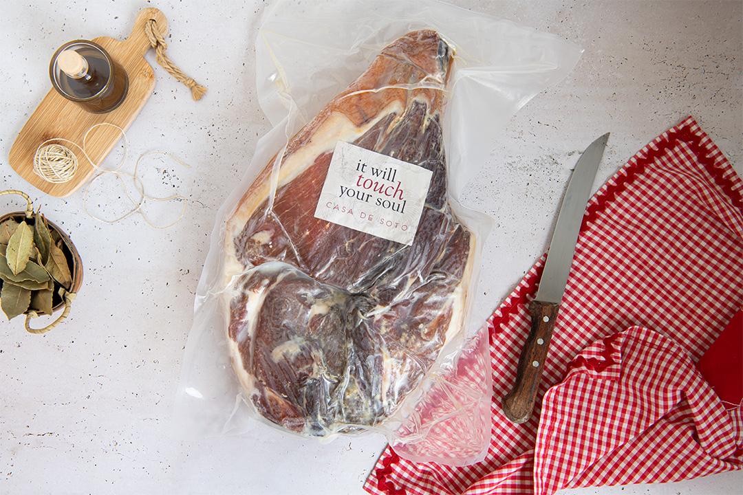 Boneless Polished with Skin and Pear Shape Ham 1